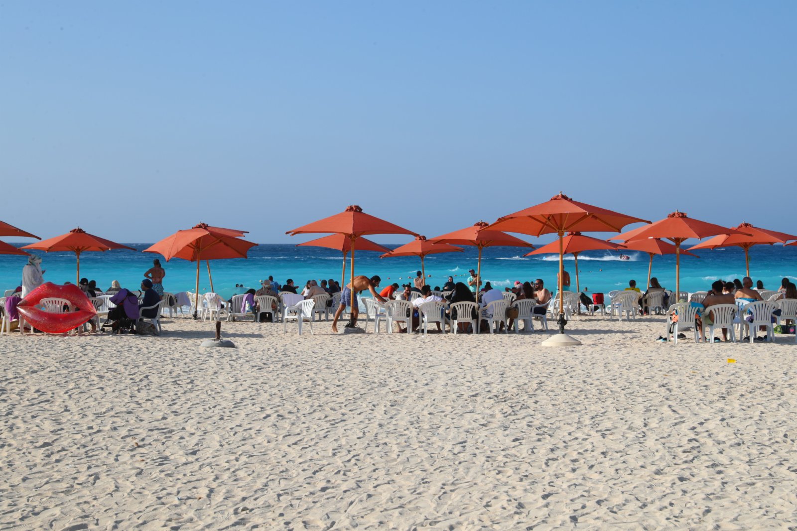 7月17日，人們在埃及馬特魯省阿拉曼的海灘上休閒。（新華社）