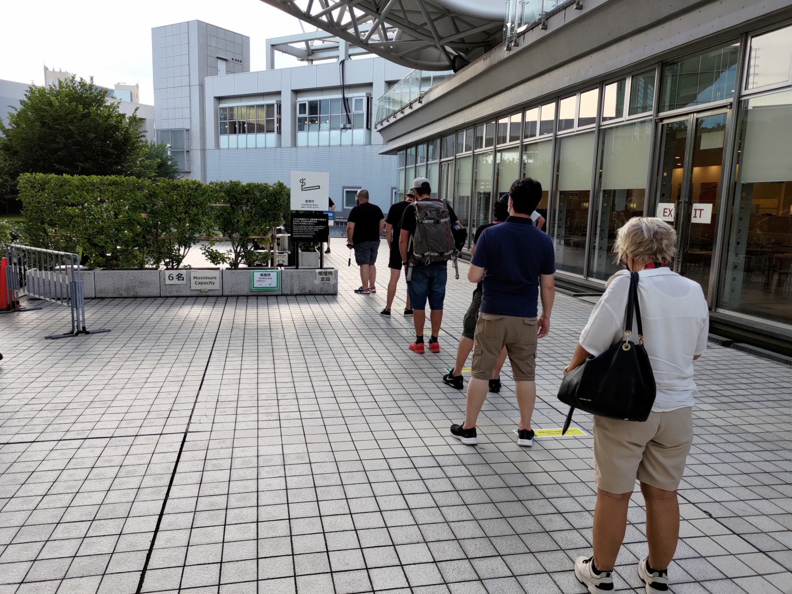 傳媒中心場館外設有專門吸煙區,長期有記者在外排隊。(大公報記者 張銳 攝) 傳媒中心場館外設有專門吸煙區,長期有記者在外排隊。(大公報記者 張銳 攝)