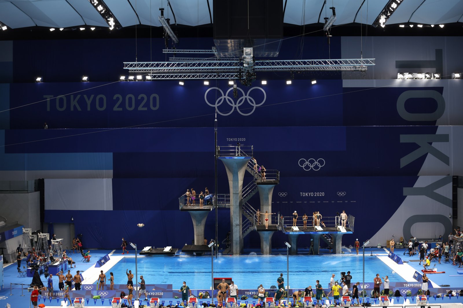 當地時間7月21日，東京奧運會開幕在即，各國運動員在東京水上運動中心進行適應場地訓練。  中新社