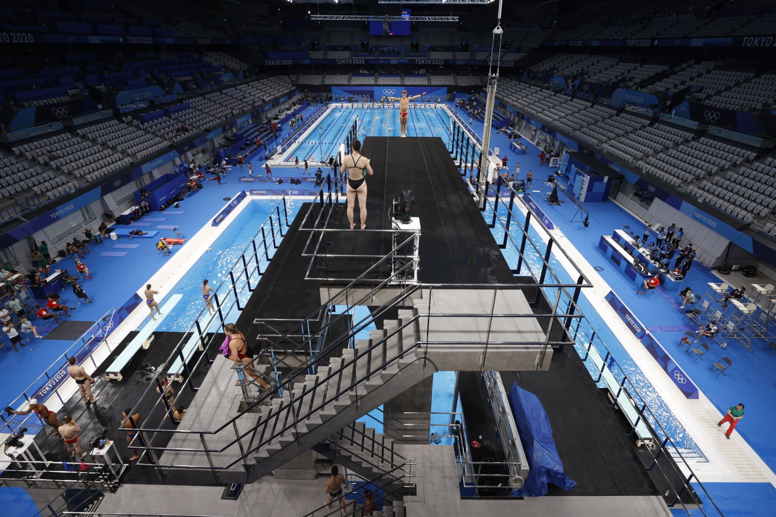 當地時間7月21日，東京奧運會開幕在即，各國運動員在東京水上運動中心進行適應場地訓練。  中新社