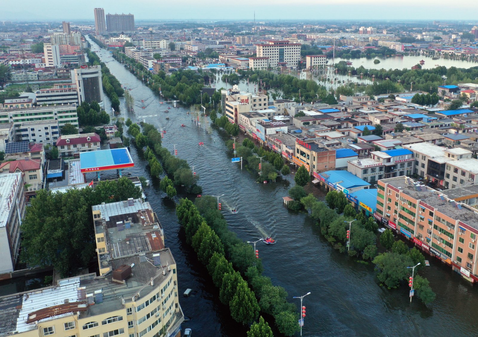 在河南省衛輝市，救援船隻穿梭於城區內。