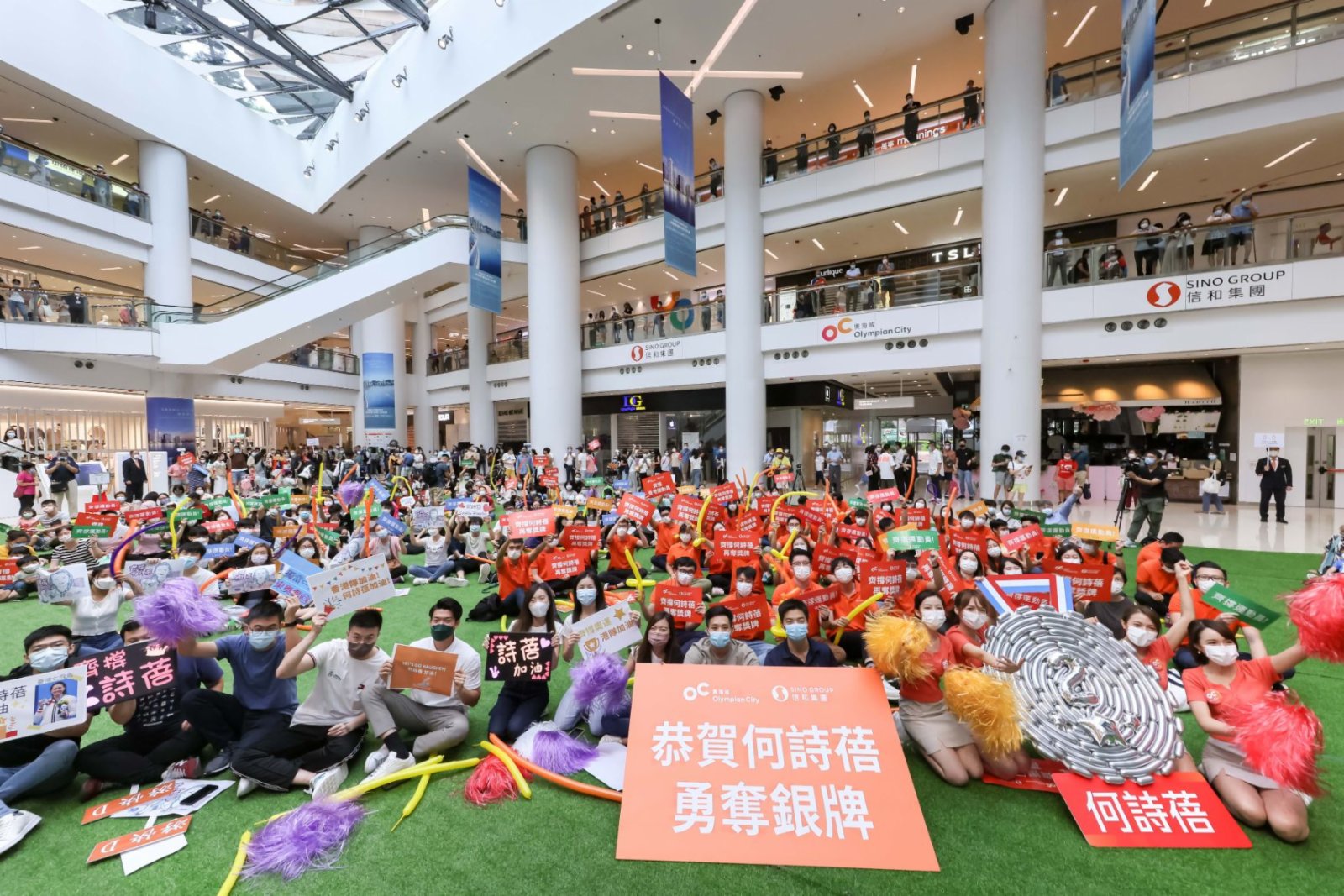 香港市民在奧海城觀看直播，見證何詩蓓再奪獎牌。（香港文匯報）