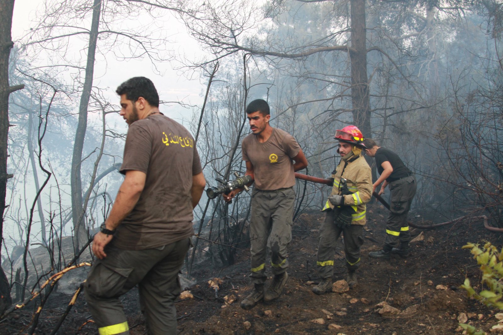 7月29日，黎巴嫩民防人員在阿卡爾省火災現場滅火。（新華社）