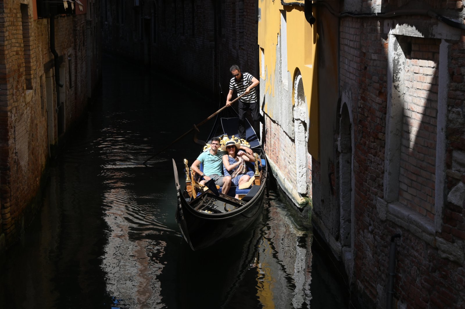 8月3日，遊客乘坐「貢多拉」船遊覽意大利威尼斯。（新華社）