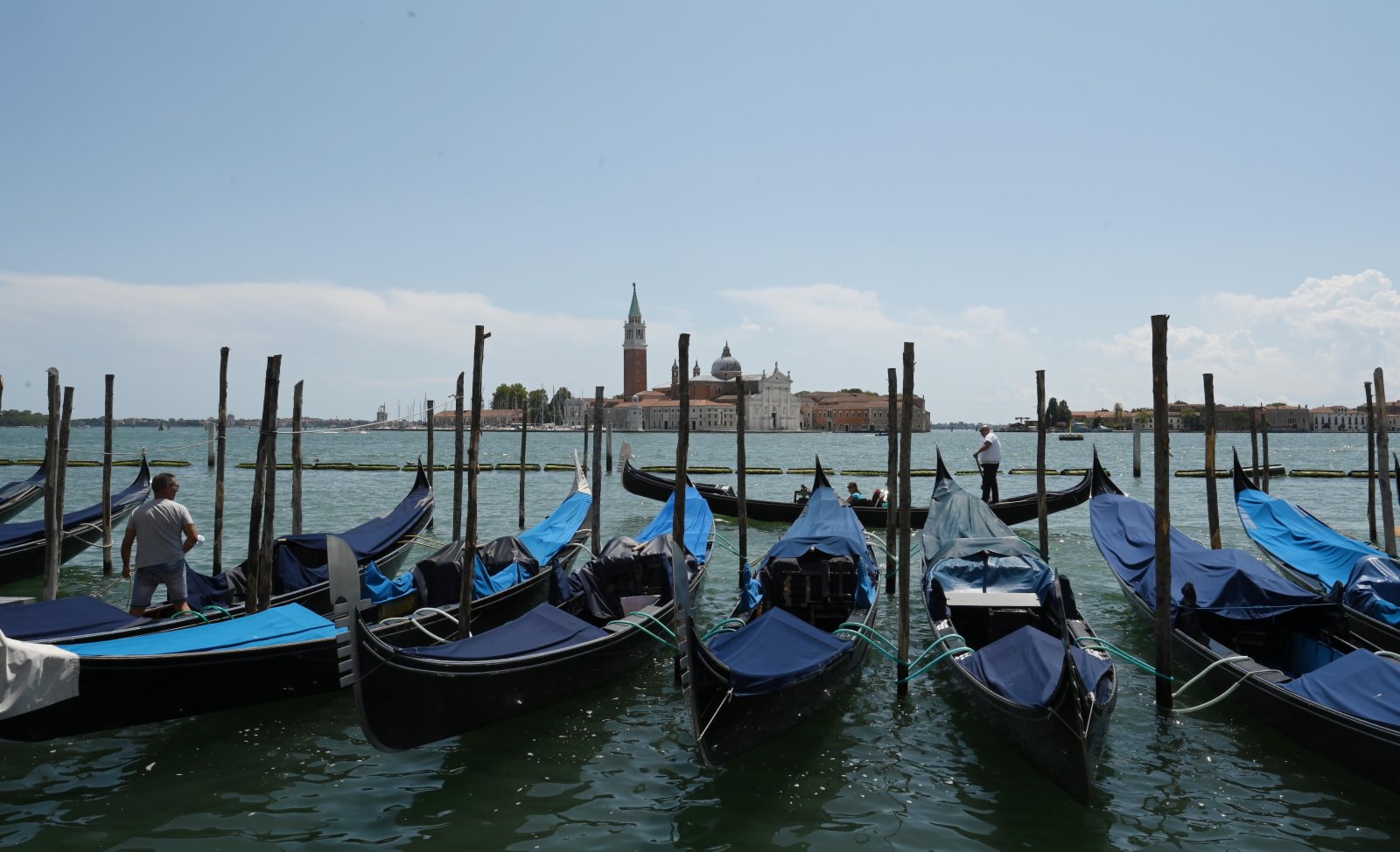 8月3日，在意大利威尼斯，「貢多拉」船停靠在岸邊。（新華社）