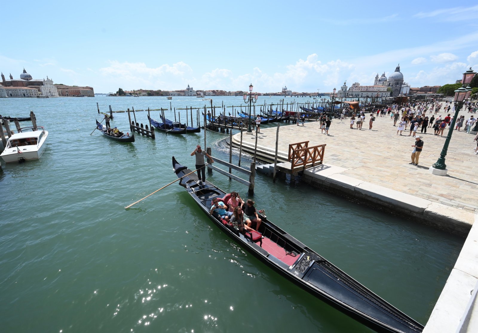8月3日，遊客乘坐「貢多拉」船遊覽意大利威尼斯。（新華社）