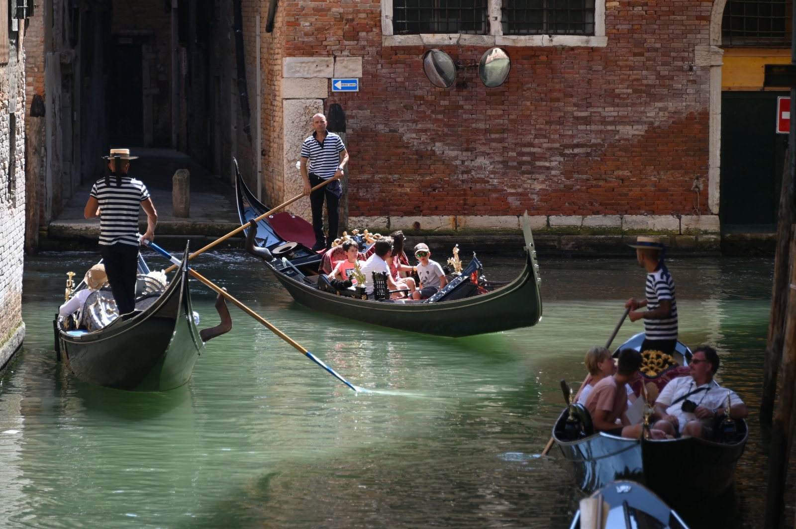 8月3日，遊客乘坐「貢多拉」船遊覽意大利威尼斯。（新華社）