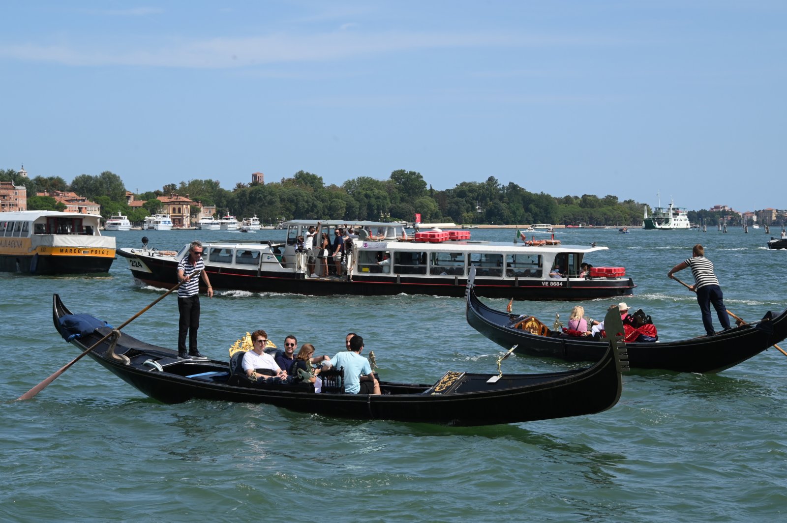 8月3日，遊客乘坐「貢多拉」船遊覽意大利威尼斯。（新華社）