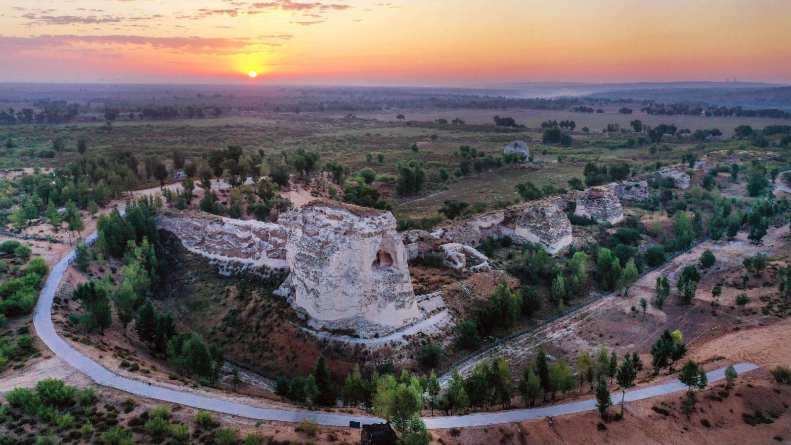 日出時統萬城的斷壁殘垣（8月9日攝，無人機照片）。（新華社）