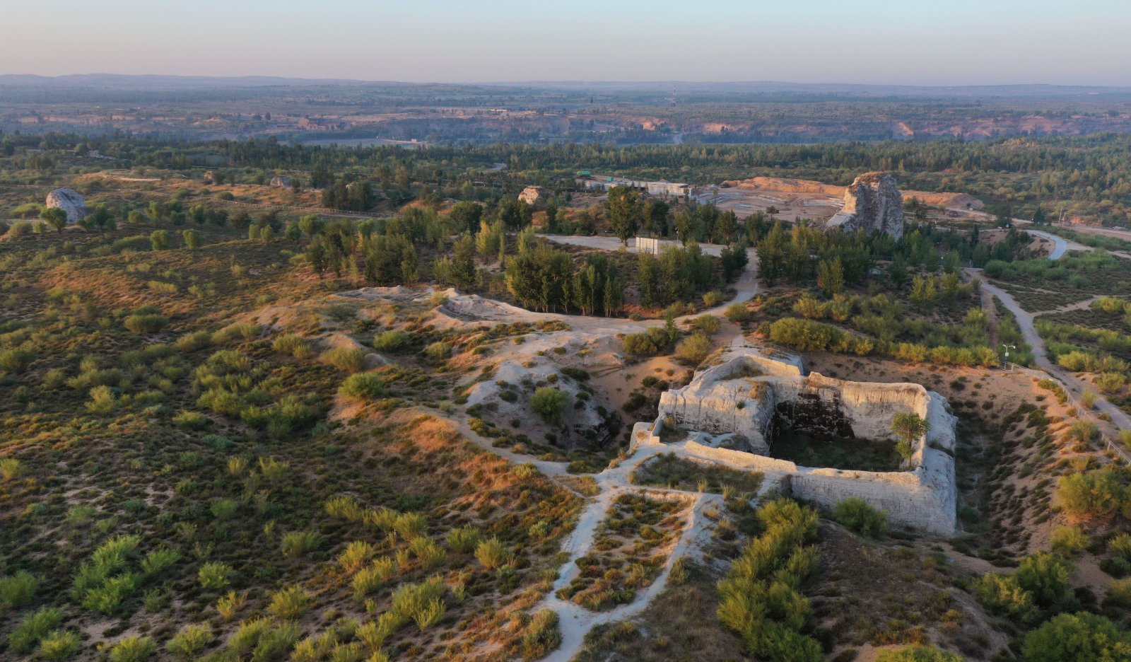 朝霞照耀統萬城遺址（8月9日攝，無人機照片）。（新華社）