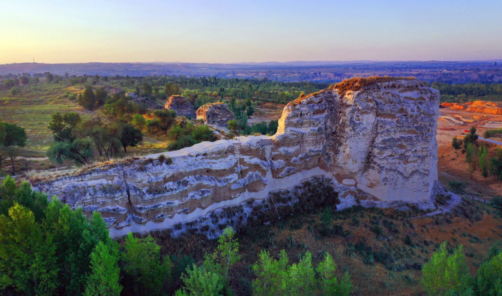 朝霞照耀統萬城遺址（8月9日攝，無人機照片）。（新華社）