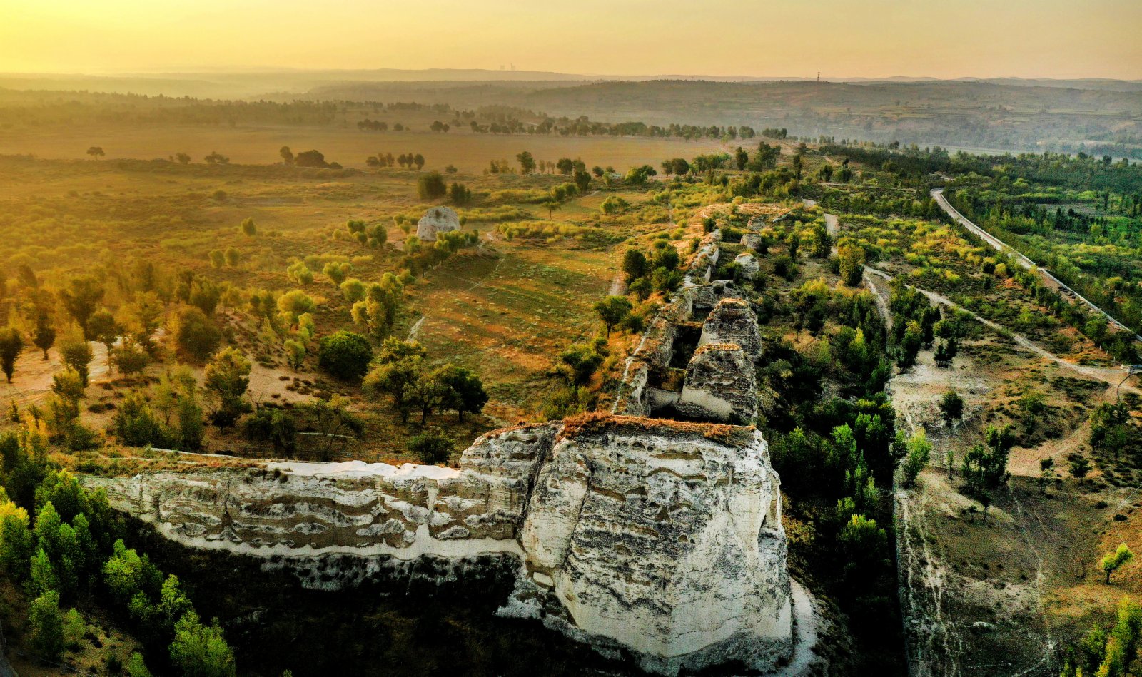 朝霞照耀統萬城遺址（8月9日攝，無人機照片）。（新華社）