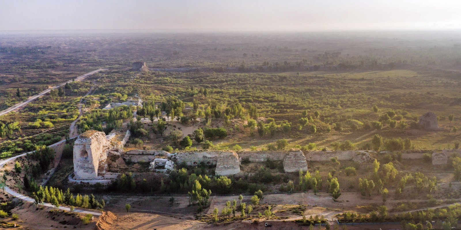 朝霞照耀統萬城遺址（8月9日攝，無人機照片）。（新華社）