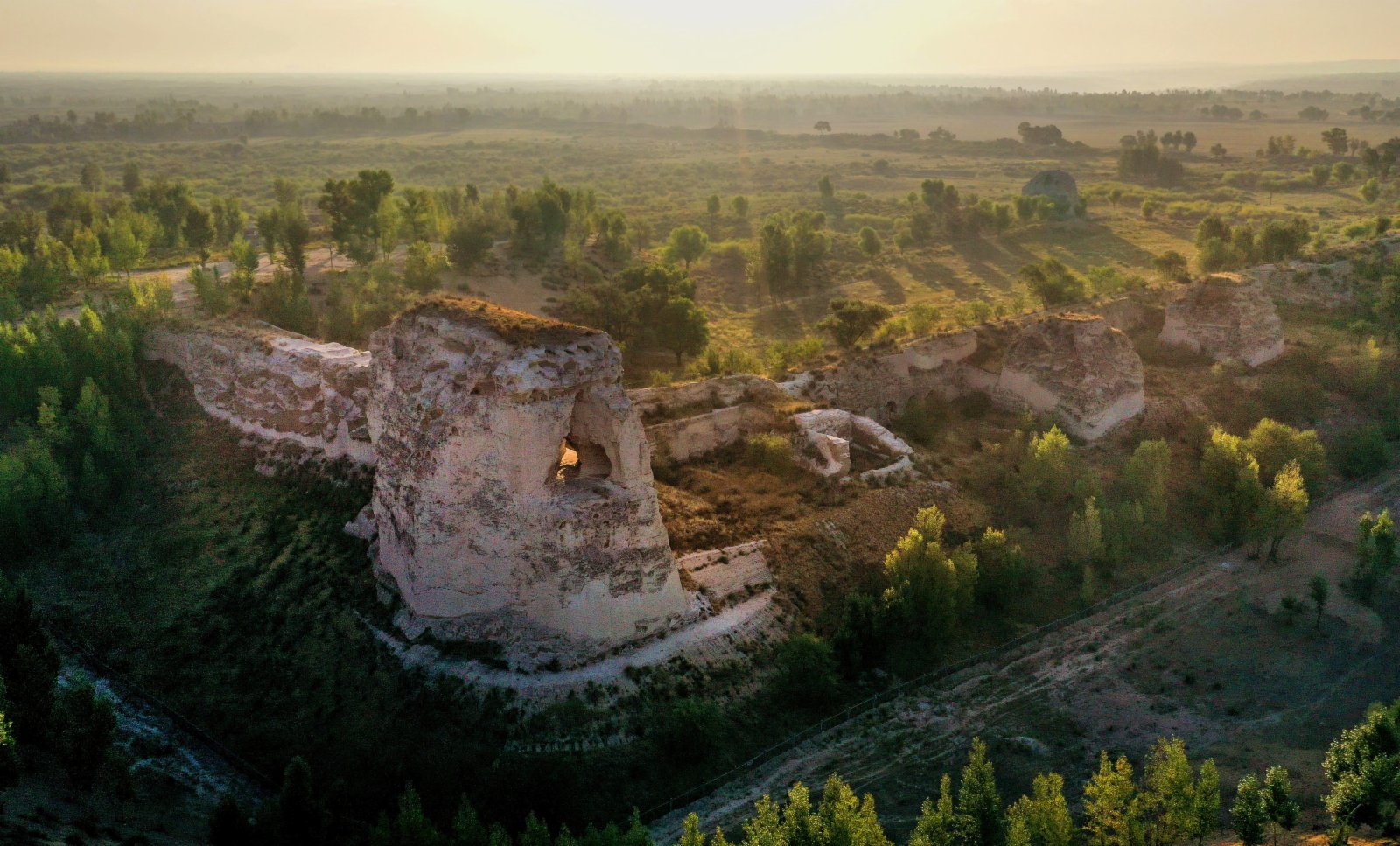 朝霞照耀統萬城遺址（8月9日攝，無人機照片）。（新華社）