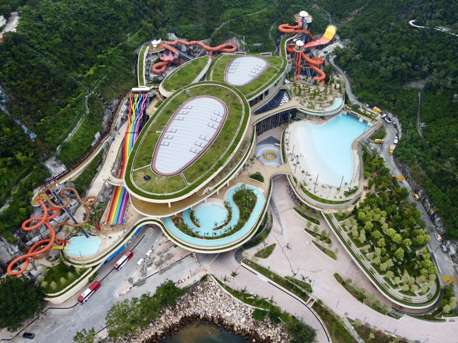圖為空中俯瞰海洋公園水上樂園（無人機拍攝）。 （中新社）