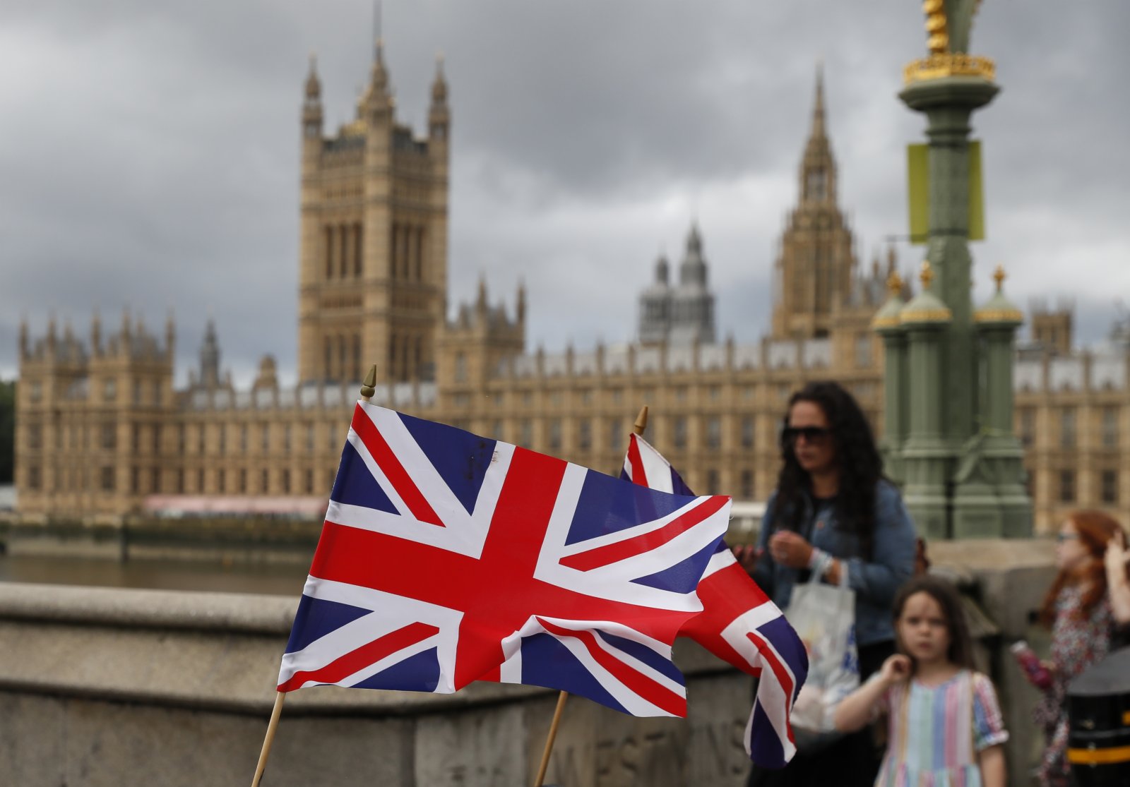 8月9日,人們從英國倫敦的議會大廈附近走過。(新華社) 8月9日,人們從英國倫敦的議會大廈附近走過。(新華社)