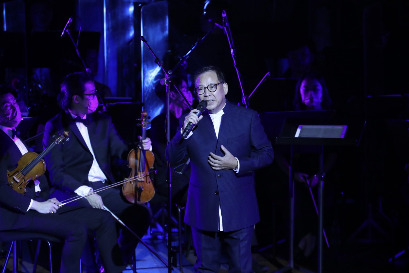 張明敏演唱《感恩有你》。