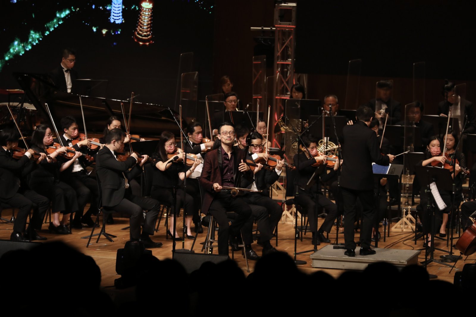 王憓與香港樂團演奏《奔馳在千里草原》、《絲路風情》。