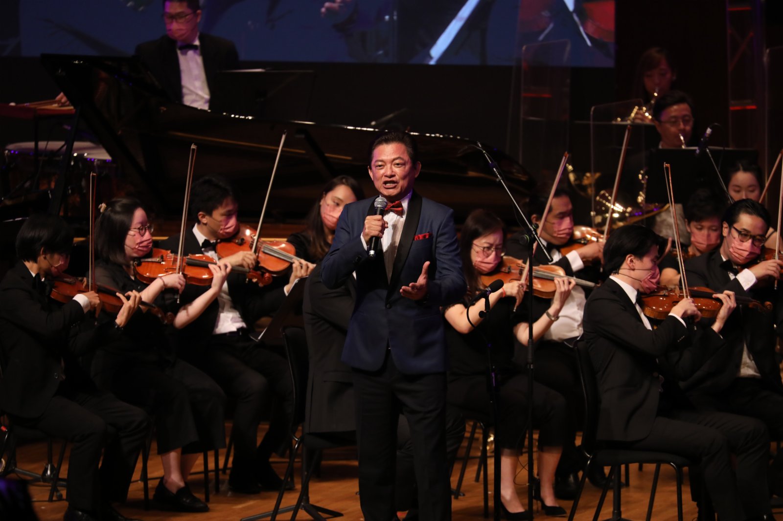 男高音莫華倫演唱《把一切獻給黨》。