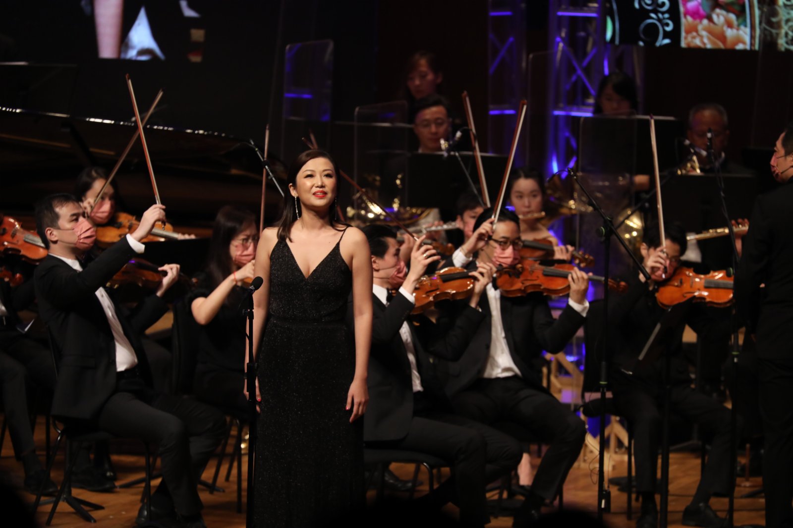 張倩歌唱《哈巴奈拉》、《共和國之戀》。