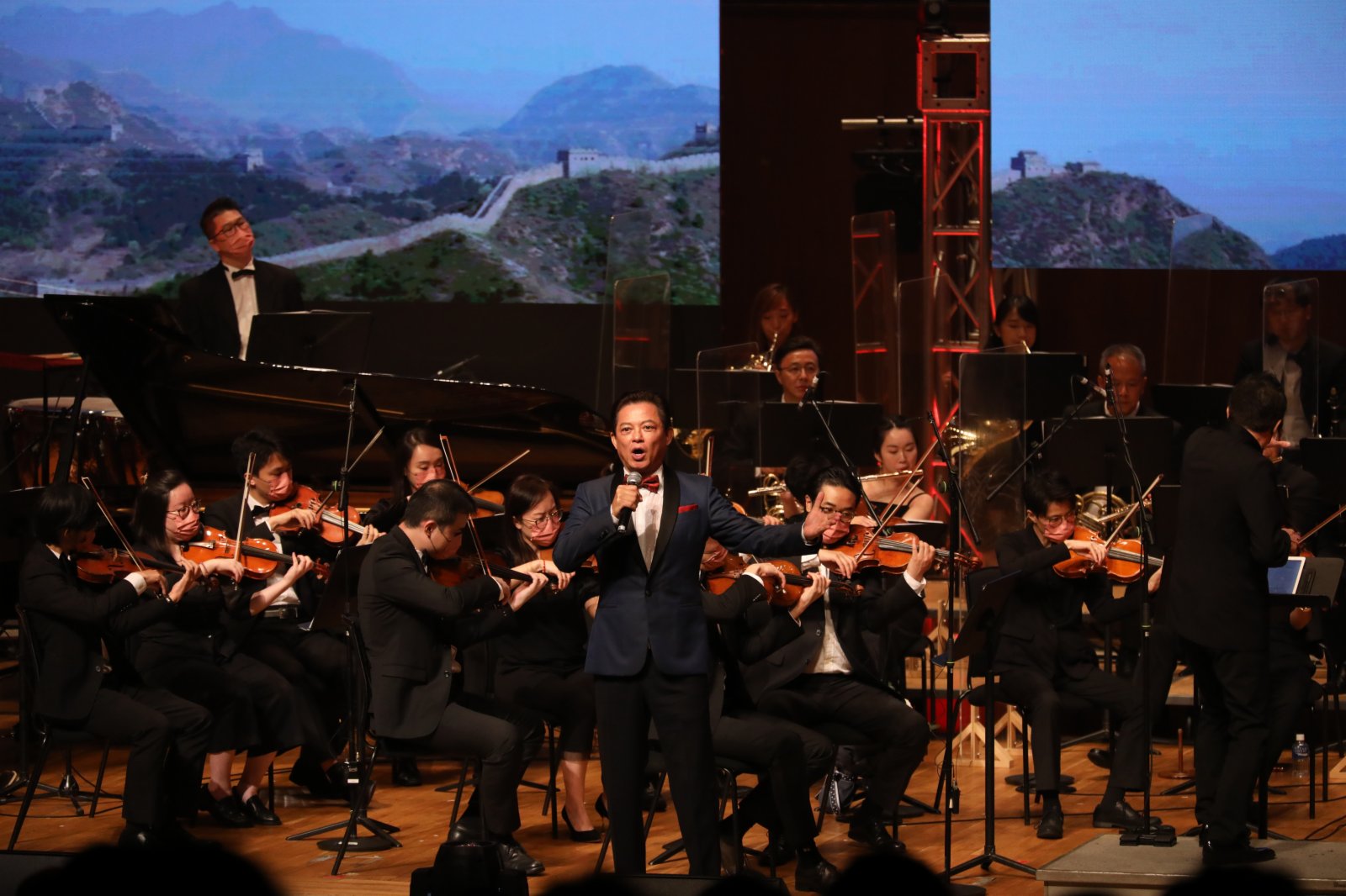 男高音莫華倫演唱《萬裏長城永不倒》。