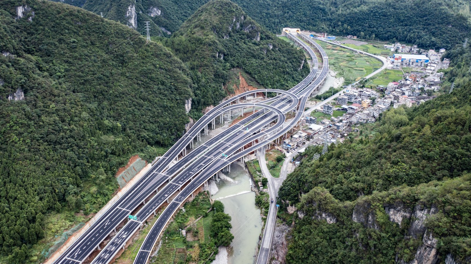 8月15日拍攝的秀印高速公路木黃互通（無人機照片）。（新華社）