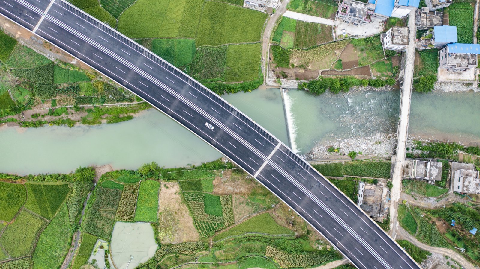 8月15日，車輛行駛在秀印高速公路木黃至梵凈山路段（無人機照片）。（新華社）