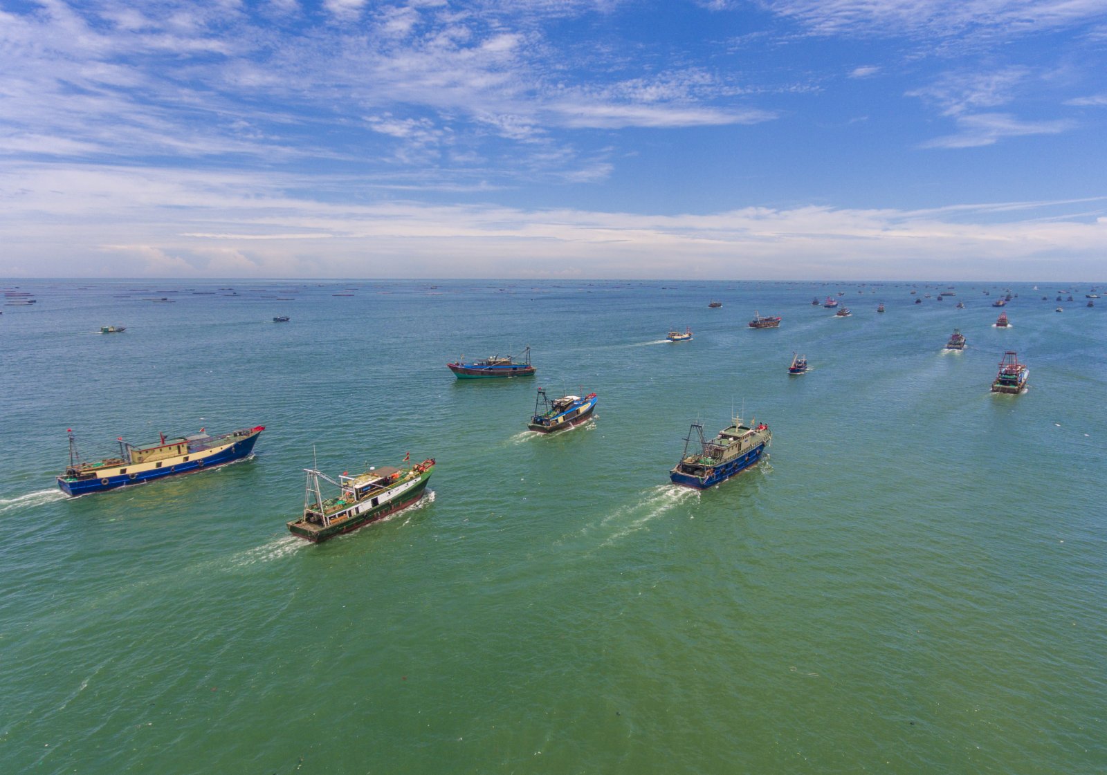 海南1.7萬艘漁船可出海進行捕撈作業，各市縣碼頭漁船紛紛揚帆起航、耕海牧漁。（中新社）
