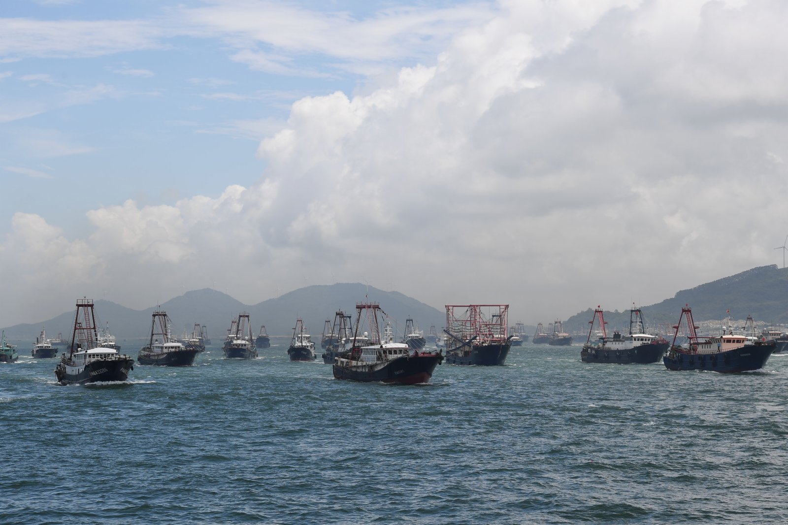 漁船從廣東省陽江市閘坡國家級中心漁港起航駛向大海。（中新社）