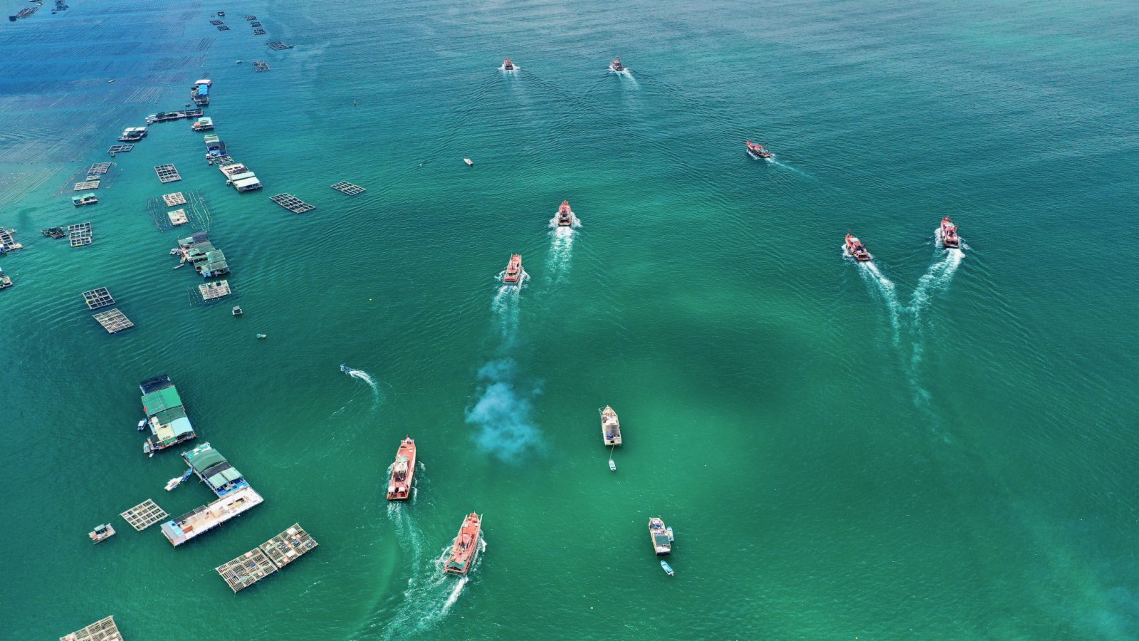 位於廣東省深圳市大鵬南澳海域的漁船紛紛起航出海。（中新社）