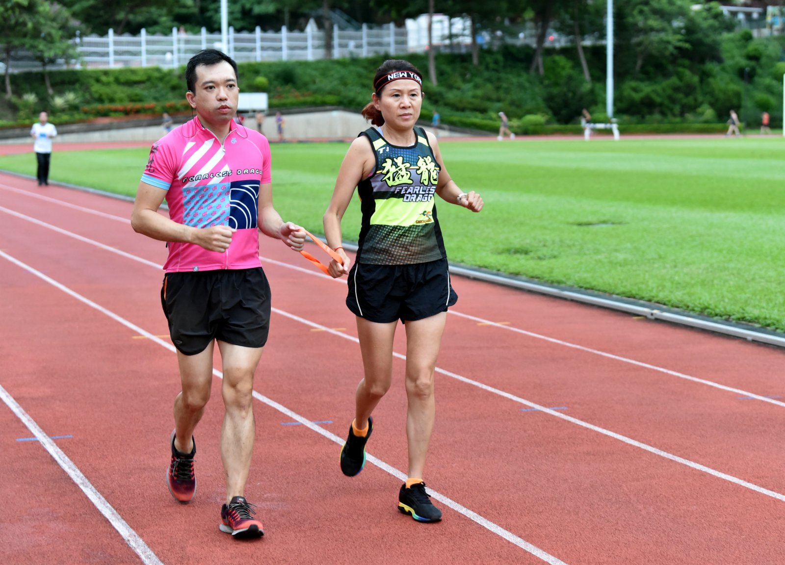 猛龍長跑隊視聽障跑手蔡浩良(左)與隊友一起練跑。