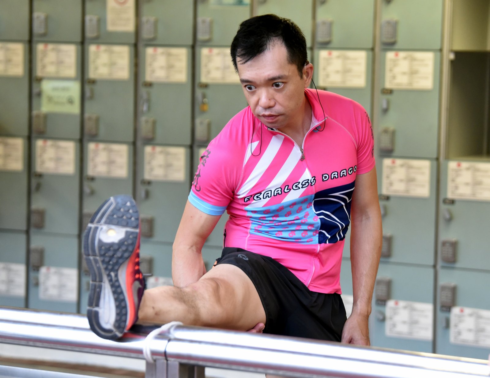 猛龍長跑隊視聽障跑手蔡浩良在訓練前熱身。