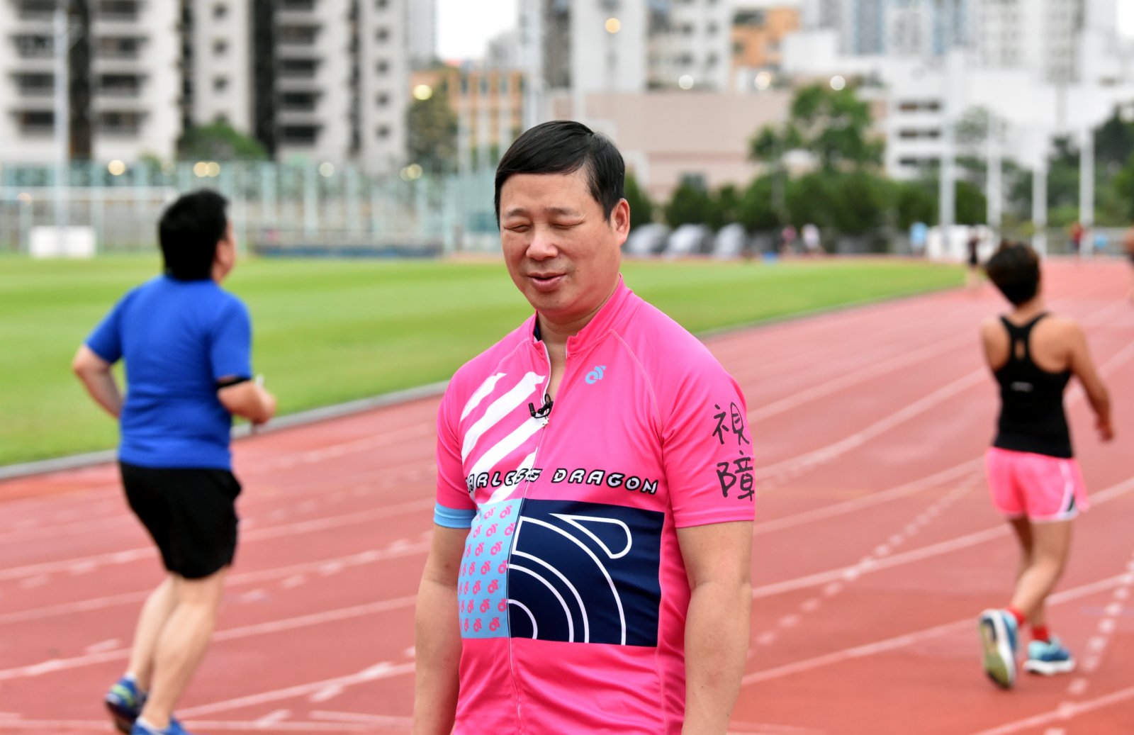 猛龍長跑隊創辦人莫儉榮接受記者採訪。
