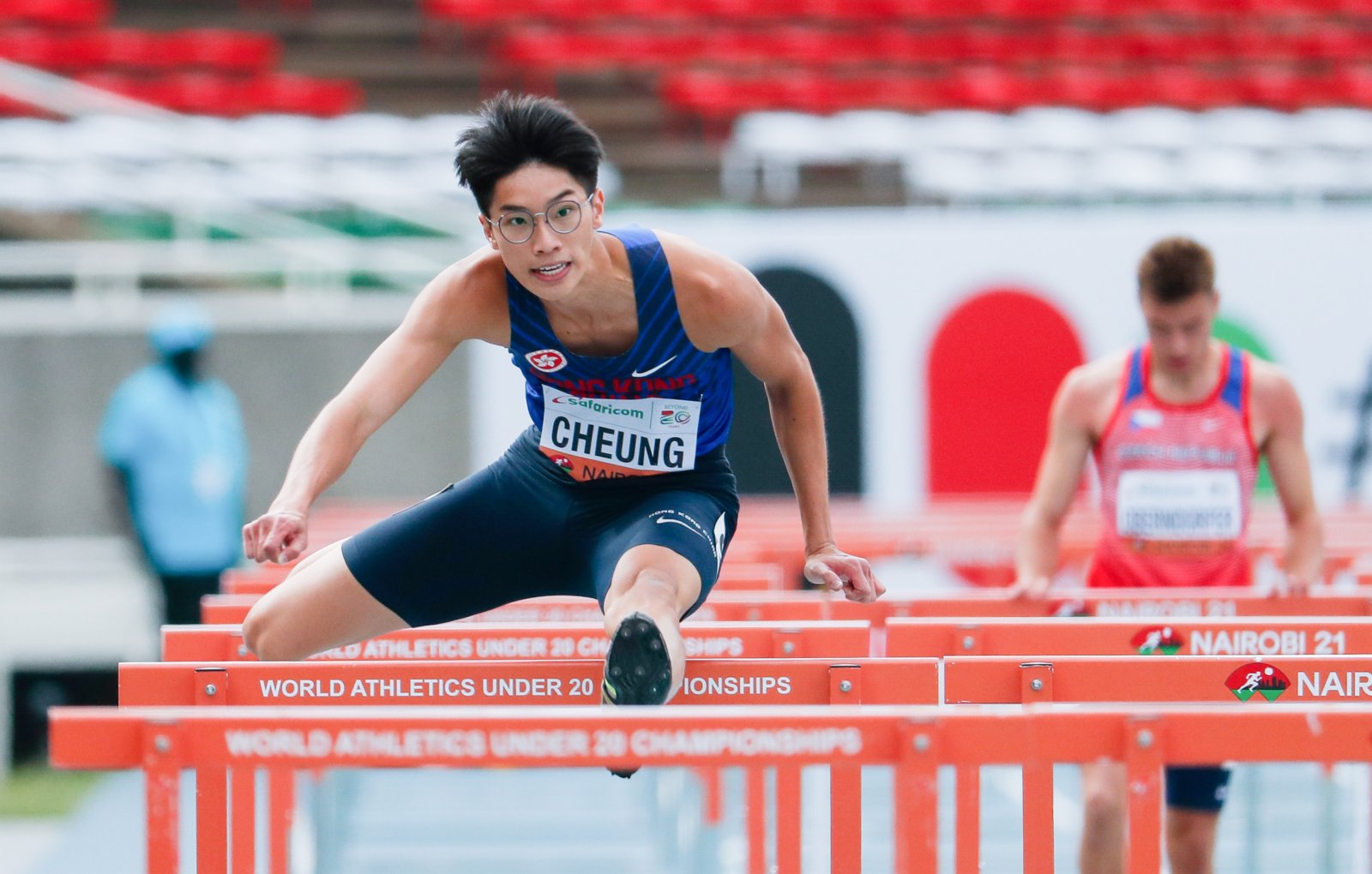 香港田徑隊男子110米欄代表張紹衡在比賽中（新華社）