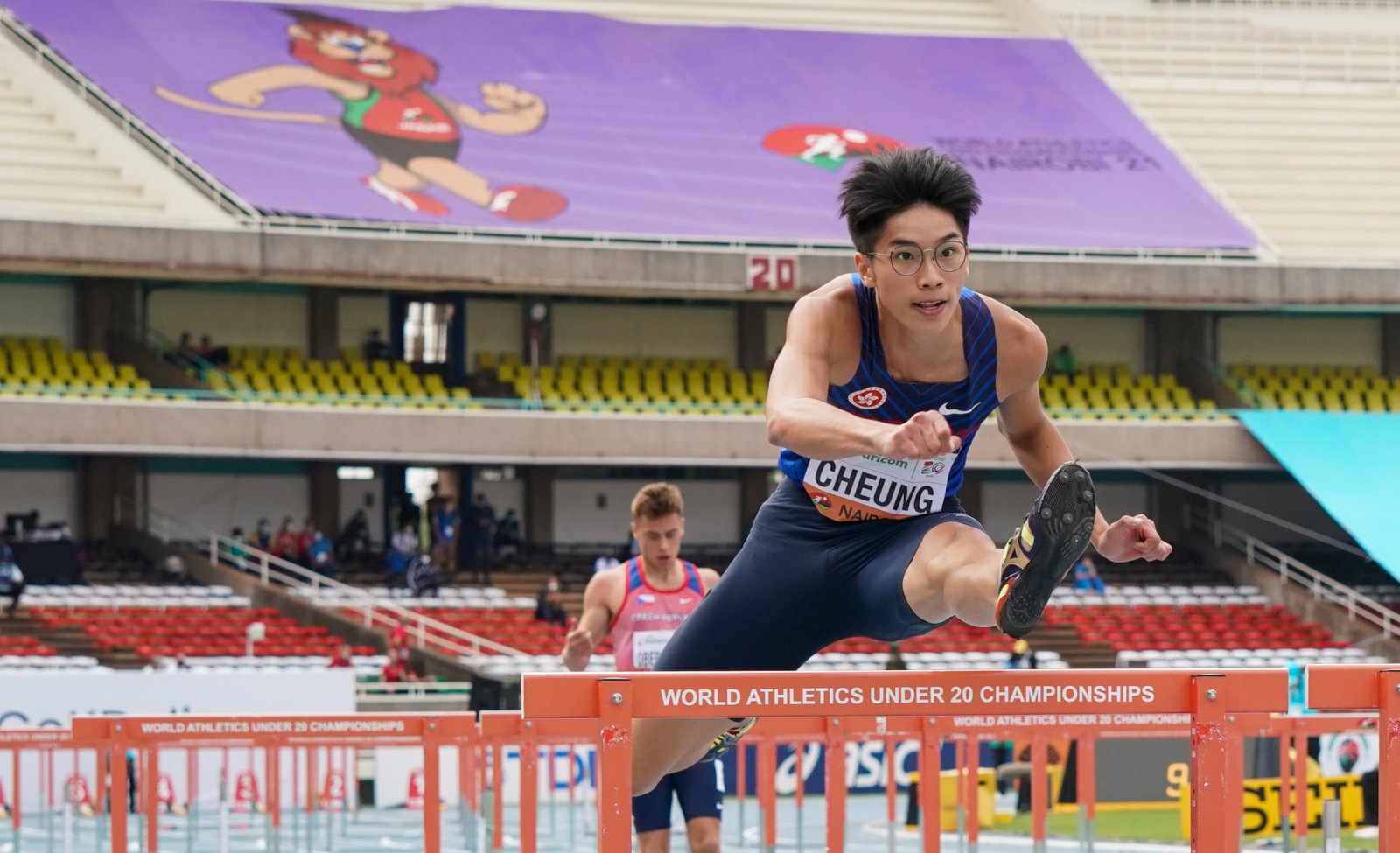 香港田徑隊男子110米欄代表張紹衡在比賽中（新華社）