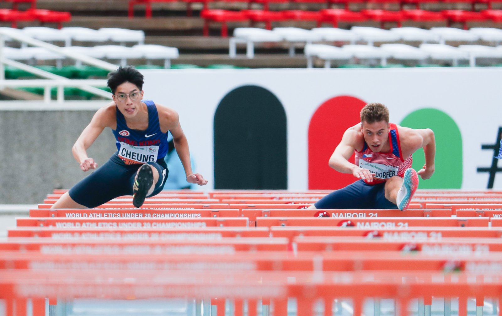 香港田徑隊男子110米欄代表張紹衡在比賽中（新華社）