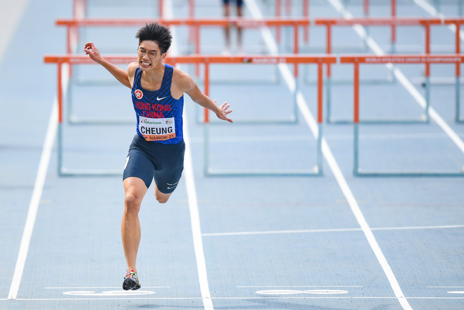 香港田徑隊男子110米欄代表張紹衡在比賽中（新華社）