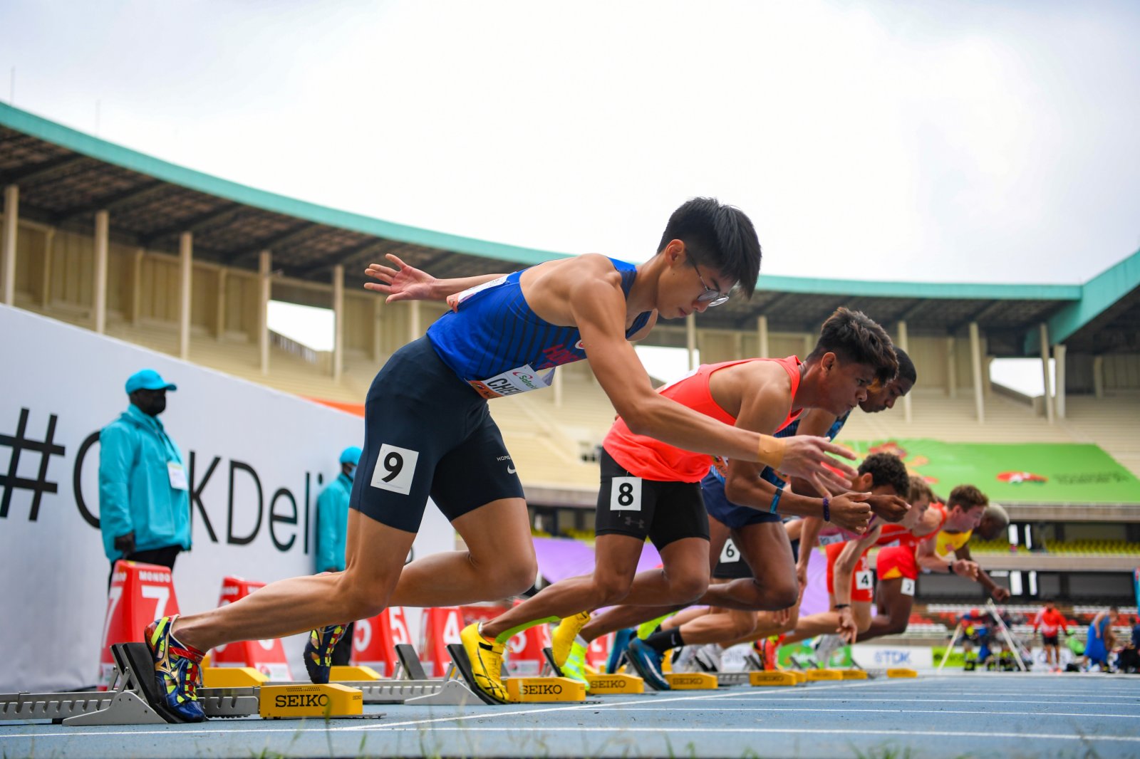 香港田徑隊男子110米欄代表張紹衡在比賽中（新華社）