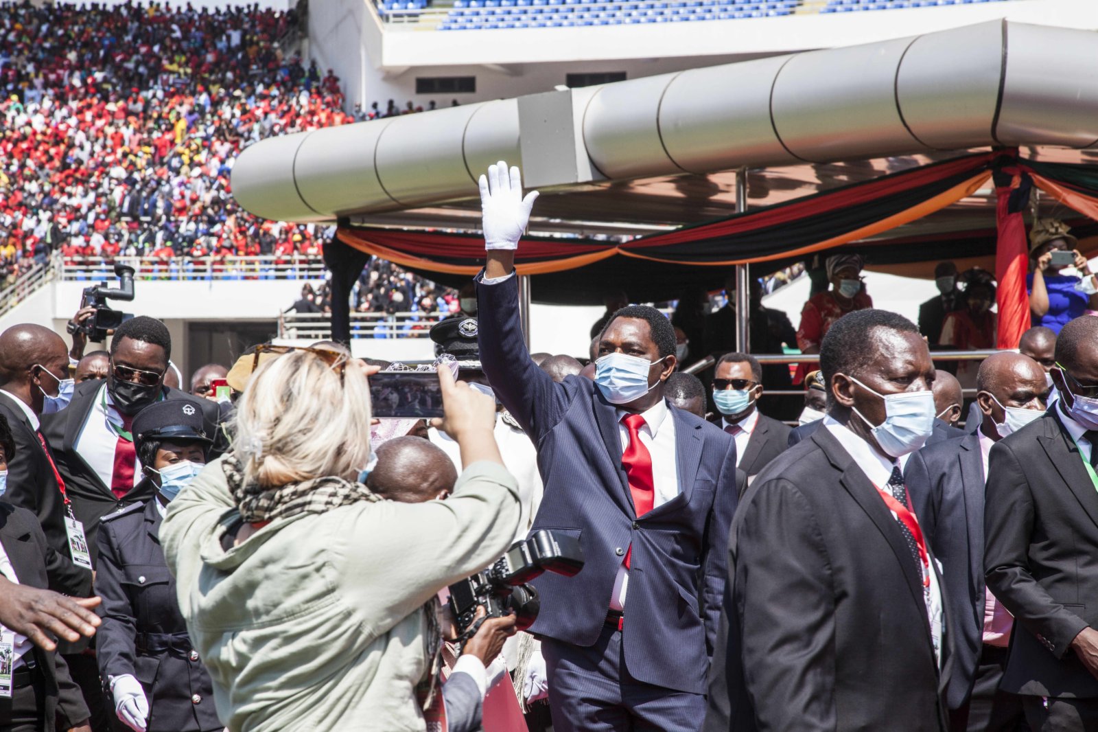 8月24日，哈凱恩德·希奇萊馬在贊比亞首都盧薩卡舉行的就職儀式上向支持者揮手致意。（新華社）