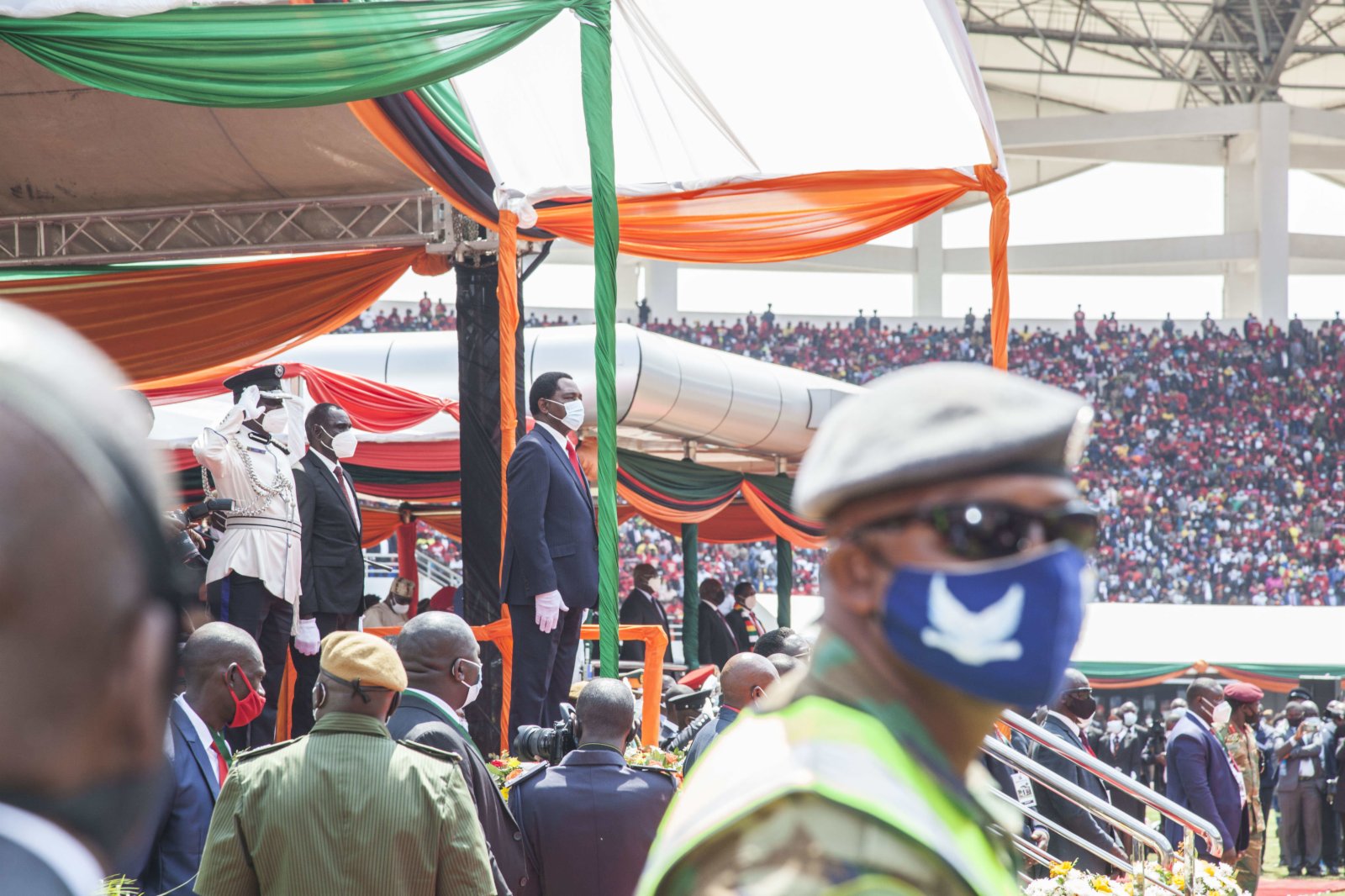 8月24日，哈凱恩德·希奇萊馬（中）在贊比亞首都盧薩卡出席就職儀式。（新華社）