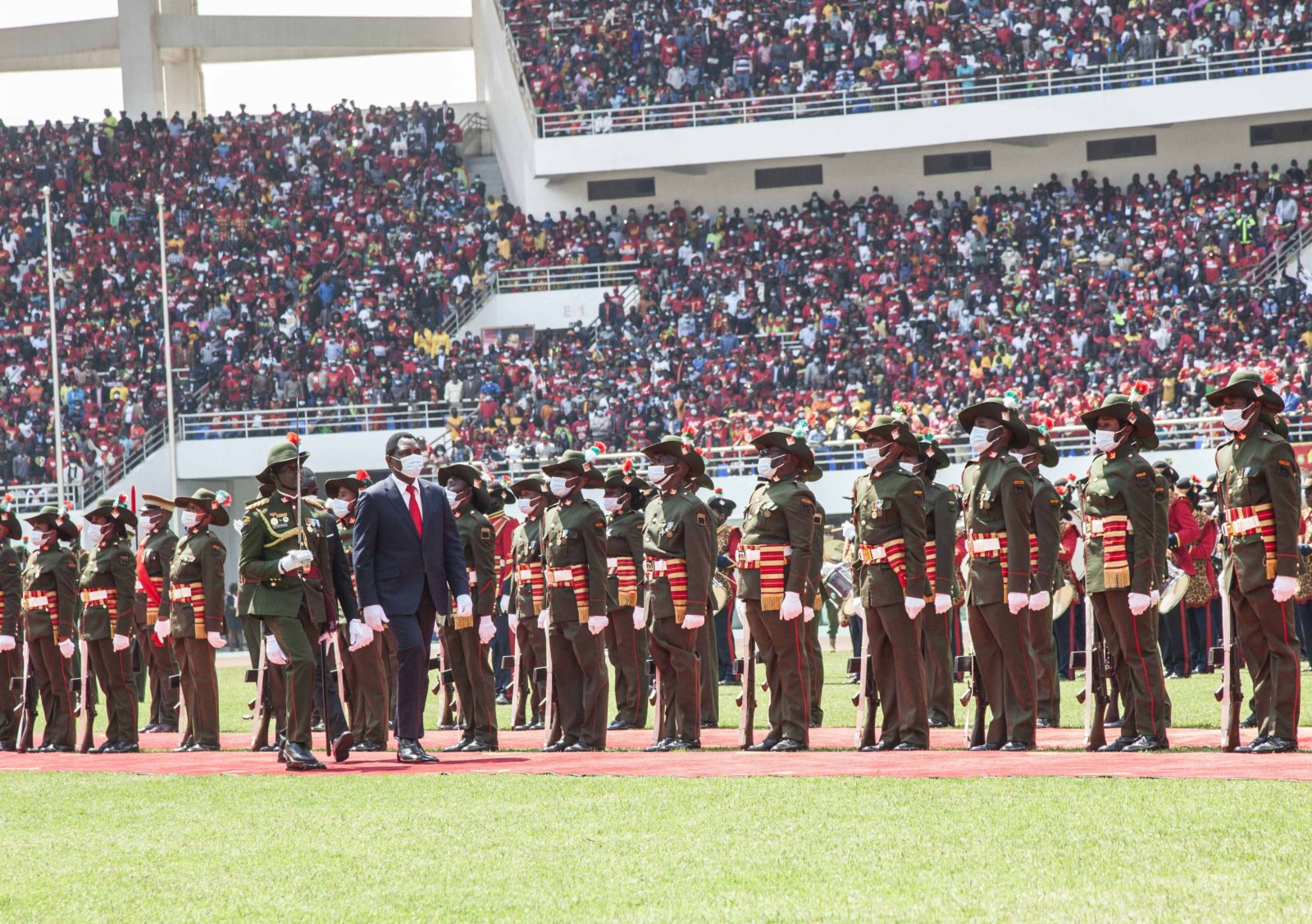 8月24日，哈凱恩德·希奇萊馬在贊比亞首都盧薩卡舉行的就職儀式上檢閱儀仗隊。（新華社）