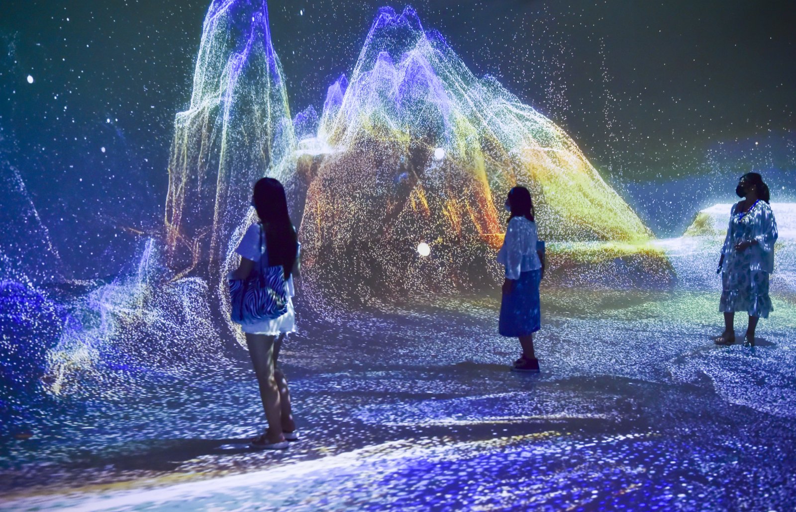 8月25日,參觀者在「畫遊千里江山——故宮沉浸藝術展」上觀賞體驗。 8月25日,參觀者在「畫遊千里江山——故宮沉浸藝術展」上觀賞體驗。