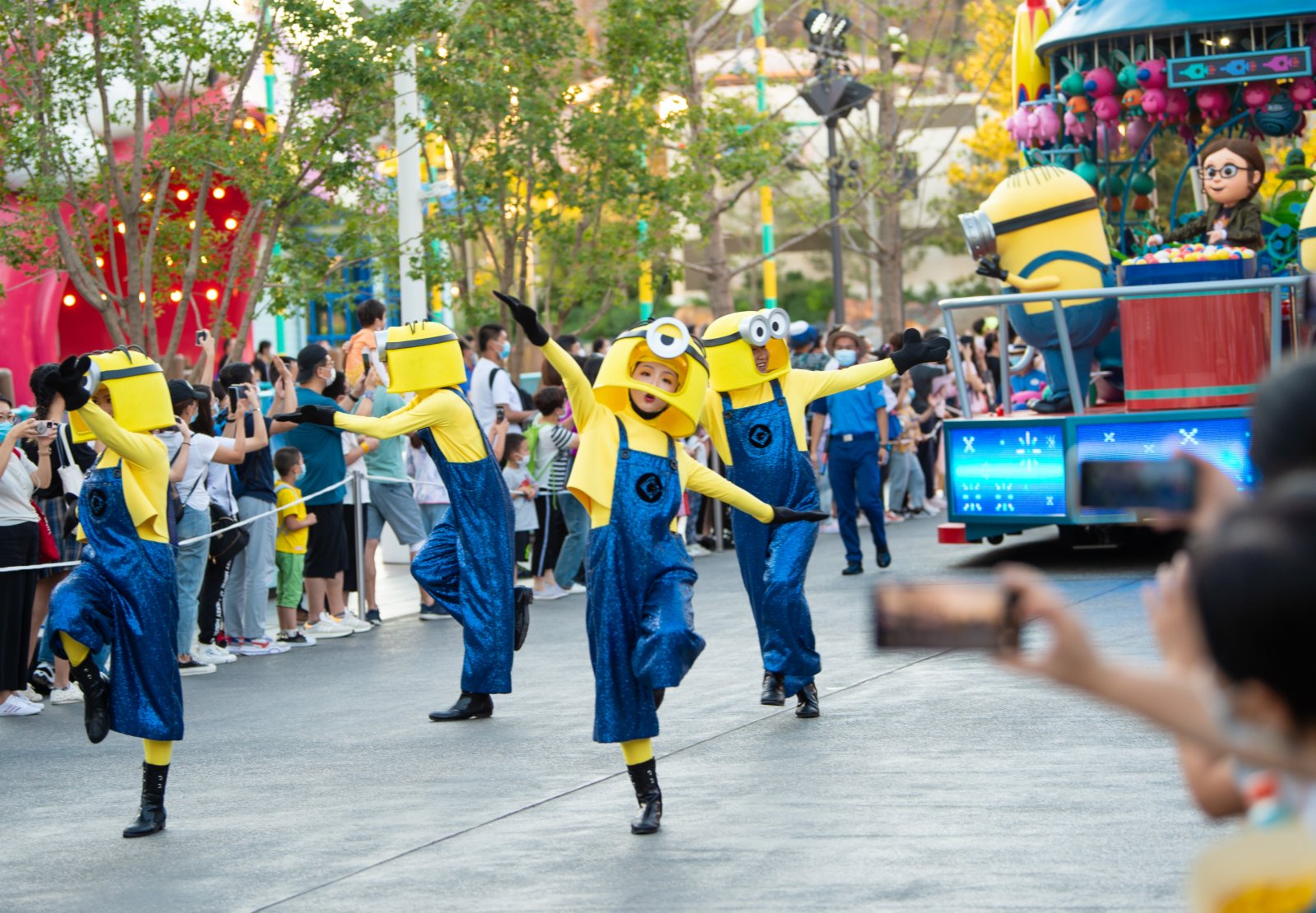 8月25日，演員在北京環球影城花車巡遊中表演。