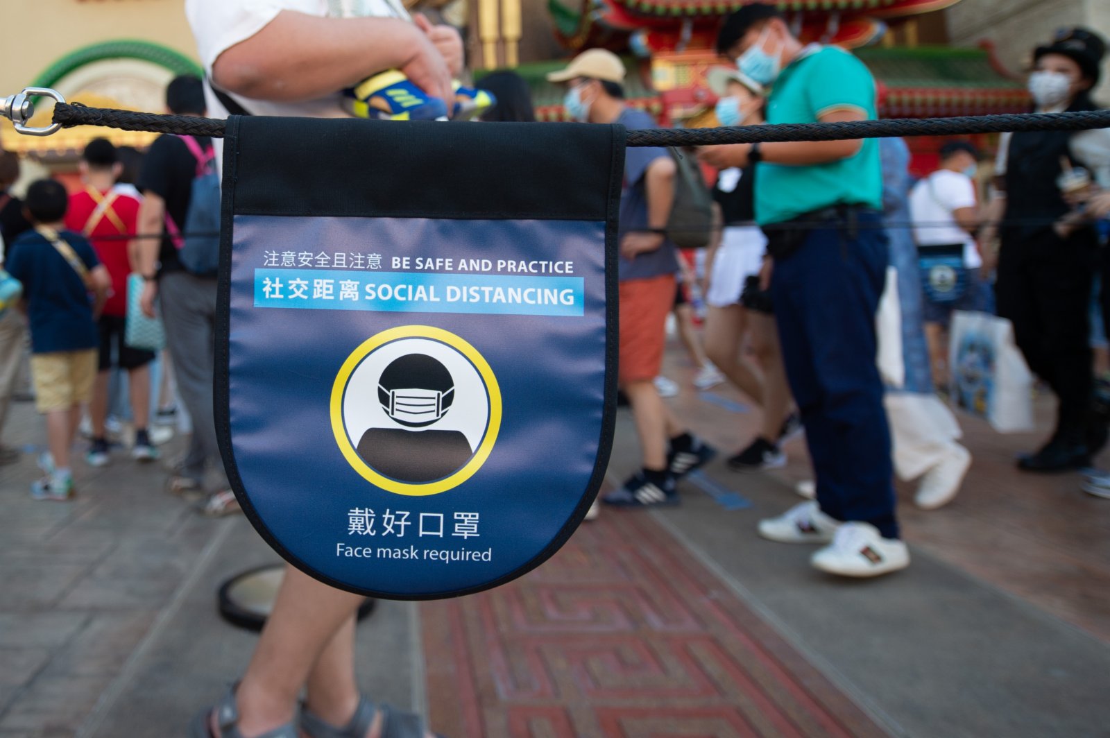 這是在北京環球影城好萊塢景區一劇場外排隊區域拍攝的防疫提示。