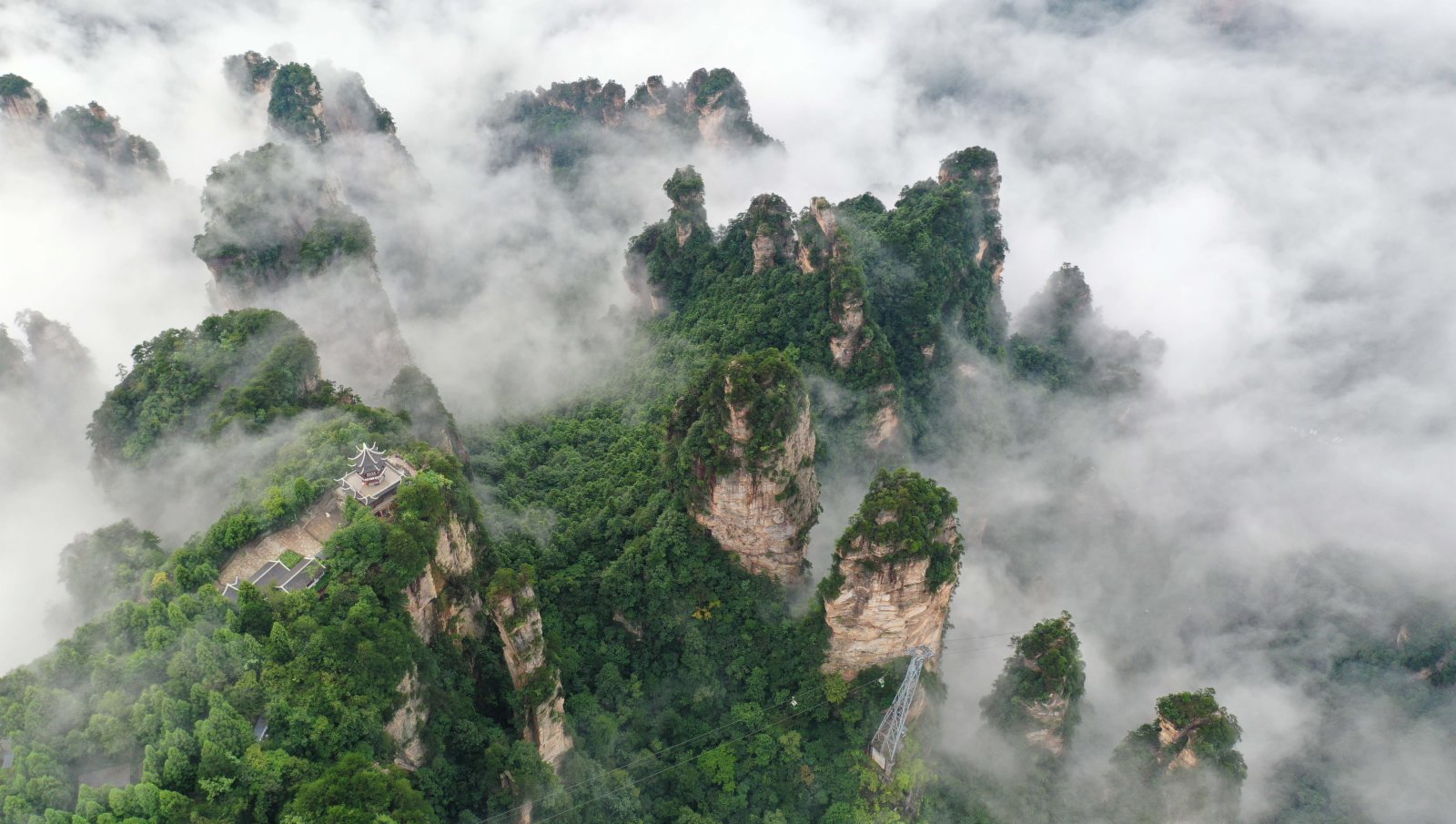 這是8月28日在張家界武陵源景區黃石寨拍攝的雲海景觀（無人機照片）。 新華社