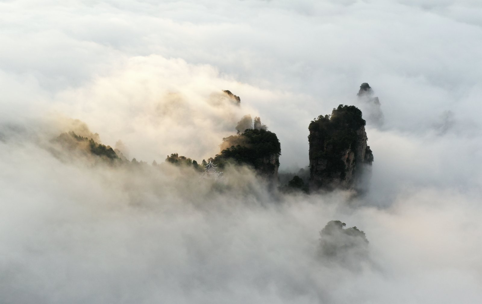 這是8月28日在張家界武陵源景區黃石寨拍攝的雲海景觀（無人機照片）。 新華社