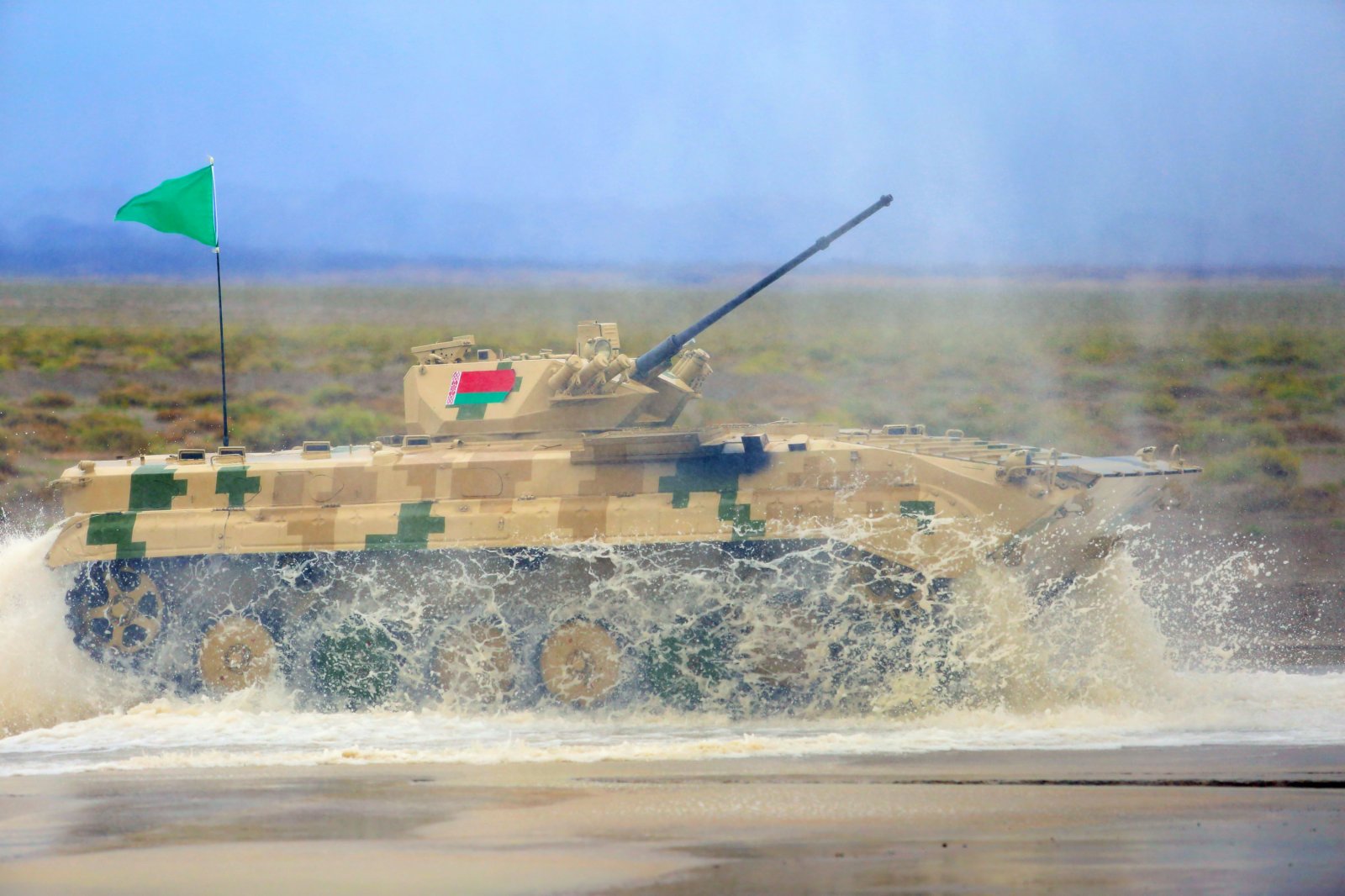 8月30日,「國際軍事比賽-2021」中國庫爾勒賽區,「蘇沃洛夫突擊」項目最後一輪單車賽在雨中拉開戰幕。圖為白俄羅斯參賽隊通過涉水場。(中新社) 8月30日,「國際軍事比賽-2021」中國庫爾勒賽區,「蘇沃洛夫突擊」項目最後一輪單車賽在雨中拉開戰幕。圖為白俄羅斯參賽隊通過涉水場。(中新社)