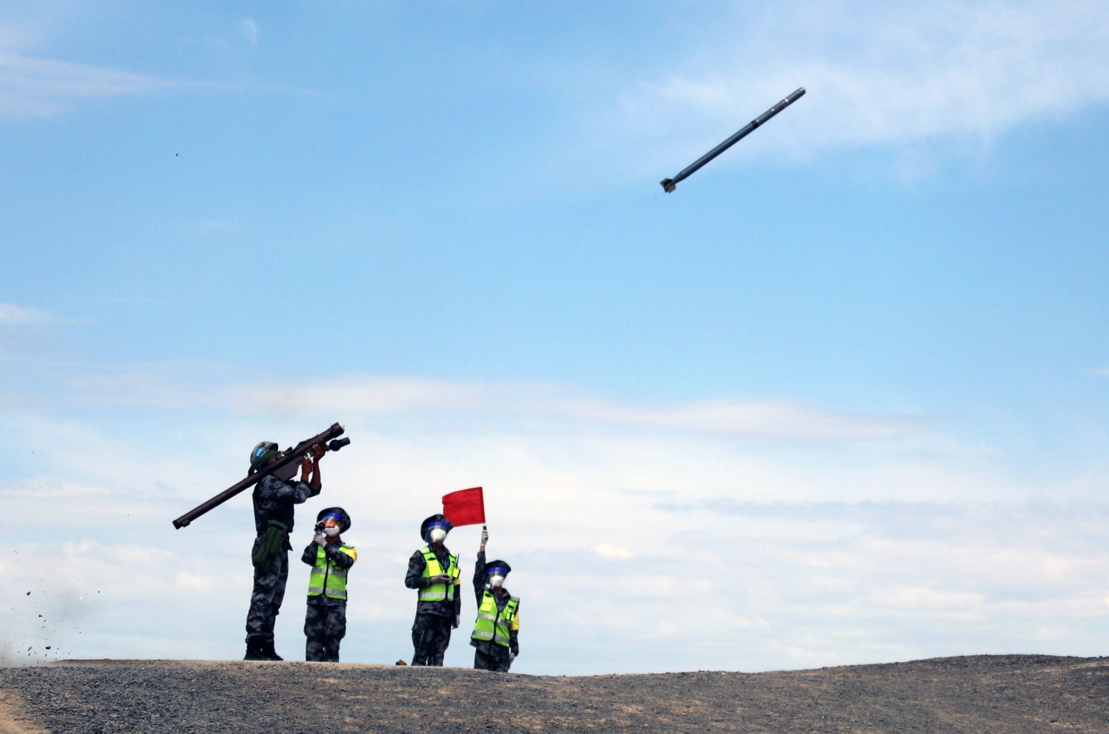 8月28日,「國際軍事比賽—2021」中國庫爾勒賽區「晴空」便攜式防空導彈班組項目多能賽開賽。圖為中國隊導彈射手向尾追目標射擊。(中新社) 8月28日,「國際軍事比賽—2021」中國庫爾勒賽區「晴空」便攜式防空導彈班組項目多能賽開賽。圖為中國隊導彈射手向尾追目標射擊。(中新社)