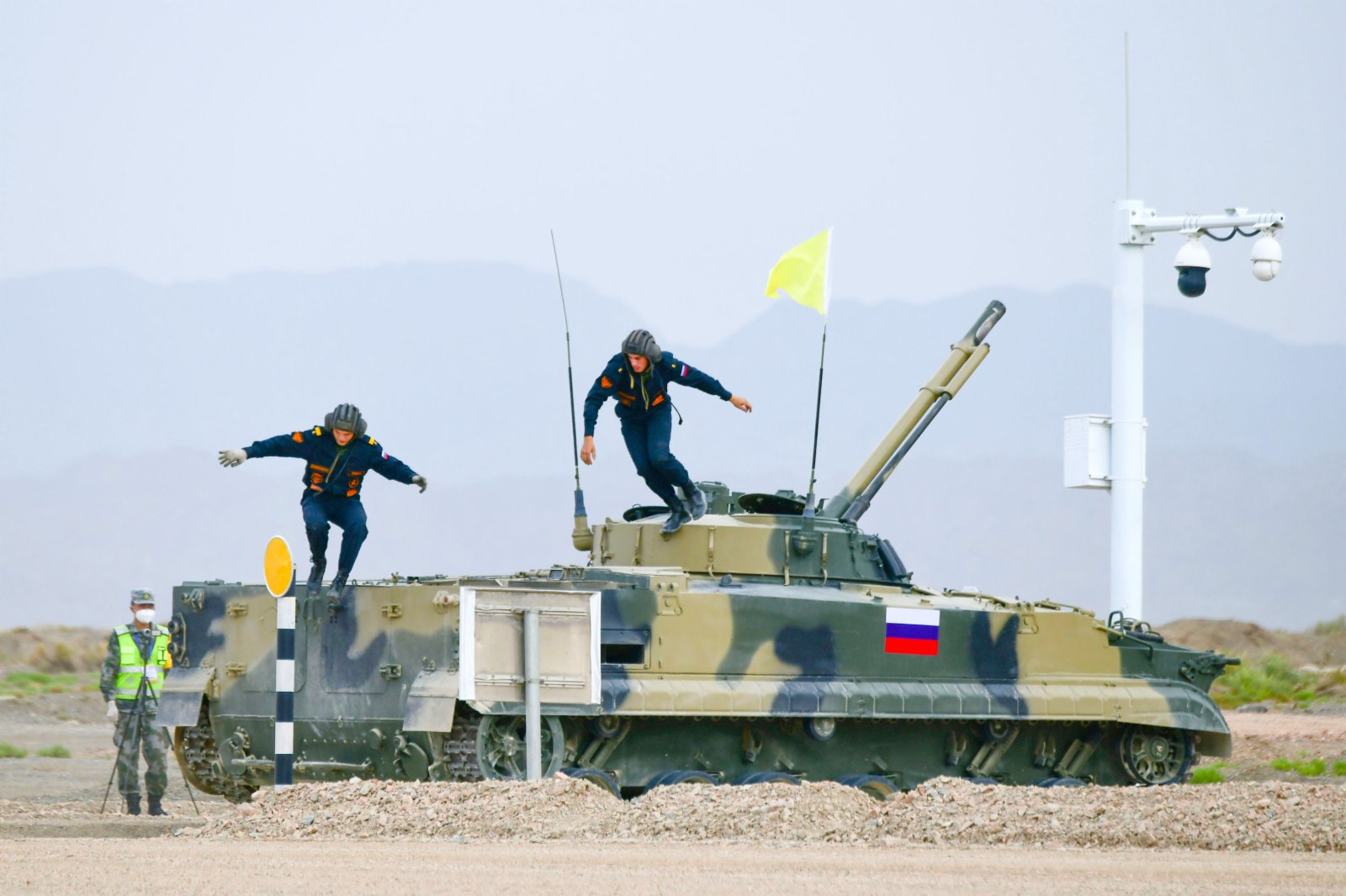 8月26日,「國際軍事比賽-2021」中國庫爾勒賽區迎來第4個比賽日。「蘇沃洛夫突擊」項目單車賽第二輪拉開戰幕。圖為俄羅斯參賽隊隊員準備裝填彈藥。(中新社) 8月26日,「國際軍事比賽-2021」中國庫爾勒賽區迎來第4個比賽日。「蘇沃洛夫突擊」項目單車賽第二輪拉開戰幕。圖為俄羅斯參賽隊隊員準備裝填彈藥。(中新社)