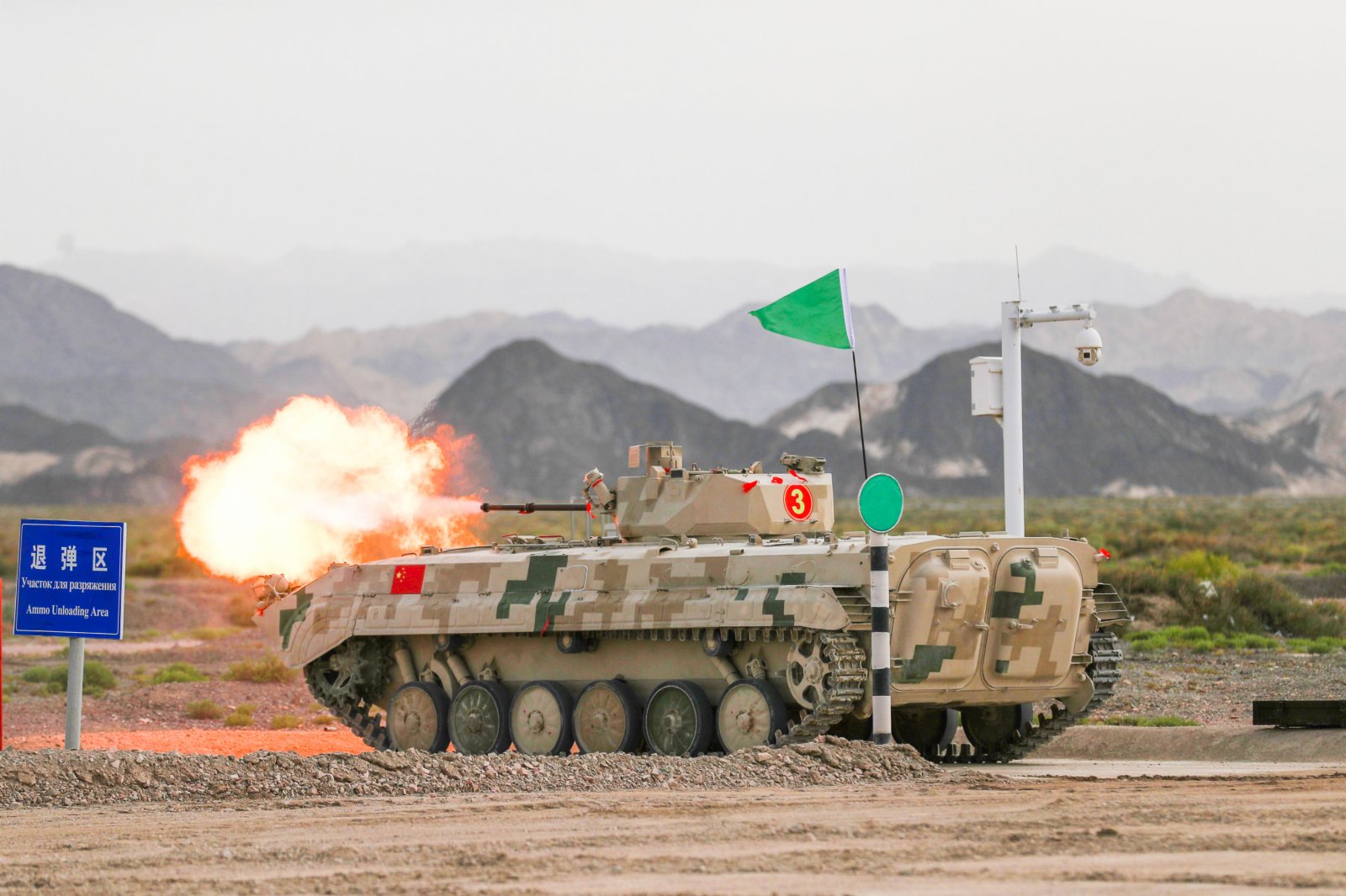 8月26日,「國際軍事比賽-2021」中國庫爾勒賽區迎來第4個比賽日。「蘇沃洛夫突擊」項目單車賽第二輪拉開戰幕。圖為中國參賽隊陸軍代表隊對步戰車目標進行實彈射擊。(中新社) 8月26日,「國際軍事比賽-2021」中國庫爾勒賽區迎來第4個比賽日。「蘇沃洛夫突擊」項目單車賽第二輪拉開戰幕。圖為中國參賽隊陸軍代表隊對步戰車目標進行實彈射擊。(中新社)